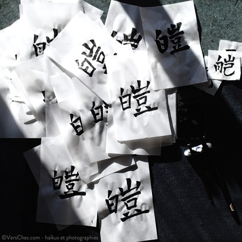 ideogramme blanc calligraphie haiku