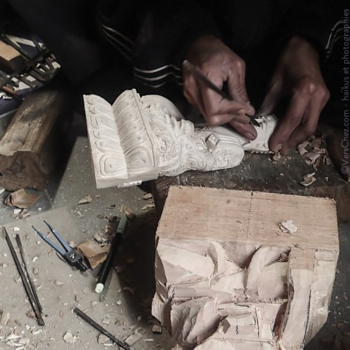 bouddha-haiku-bois-assis-patan-nepal