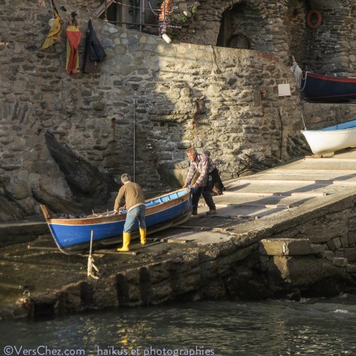 haiku-riomaggiore-vagues-travail-port-poesie